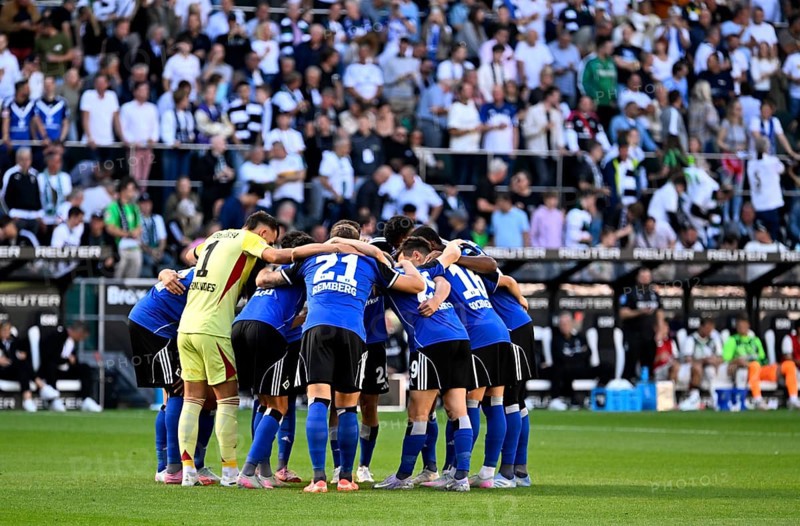 Borussia Park Mönchengladbach, 24.8.2025 Football: Bundesliga Season 2025/26 1st Matchday, Borussia Mönchengladbach (BMG, white) vs Hamburger Sportverein (HSV, blue) _ Team HSV at the swearing-in _ DFL REGULATIONS PROHIBIT ANY USE OF PHOTOGRAPHS AS IMAGE SEQUENCES AND/OR QUASI-VIDEO