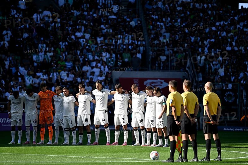 Borussia Park Mönchengladbach, 24.8.2025 Football: Bundesliga season 2025/26 1st matchday, Borussia Mönchengladbach (BMG, white) vs Hamburger Sportverein (HSV, blue) - Gladbach team at minute's silence for the deceased ex-Gladbach player Frank Mill DFL REGULATIONS PROHIBIT ANY USE OF PHOTOGRAPHS AS IMAGE SEQUENCES AND/OR QUASI-VIDEO