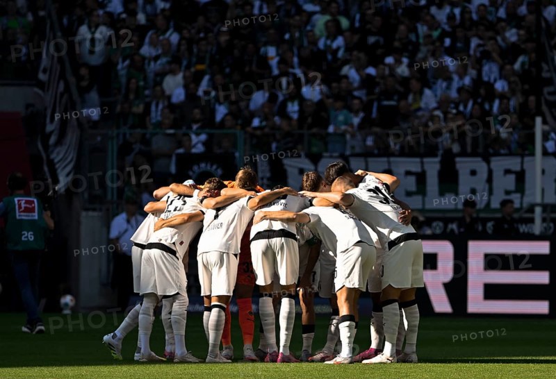 Borussia Park Mönchengladbach, 24.8.2025 Football: Bundesliga Season 2025/26 1st Matchday, Borussia Mönchengladbach (BMG, white) vs Hamburger Sportverein (HSV, blue) _ Team Gladbach swearing in _ DFL REGULATIONS PROHIBIT ANY USE OF PHOTOGRAPHS AS IMAGE SEQUENCES AND/OR QUASI-VIDEO