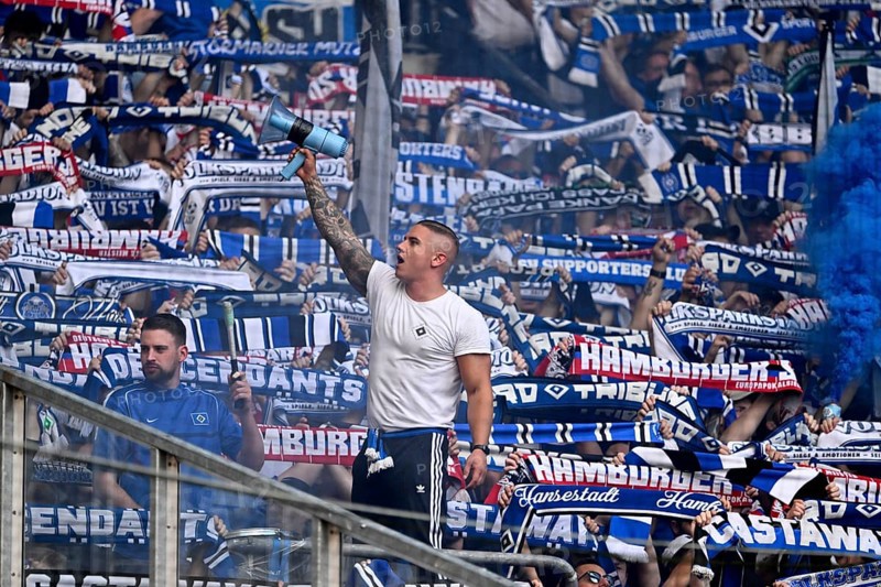Borussia Park Mönchengladbach, 24.8.2025 Football: Bundesliga season 2025/26 1st matchday, Borussia Mönchengladbach (BMG, white) vs Hamburger Sportverein (HSV, blue) _ Pre-singer and Ultra HSV fans in the guest fan block _ DFL REGULATIONS PROHIBIT ANY USE OF PHOTOGRAPHS AS IMAGE SEQUENCES AND/OR QUASI-VIDEO