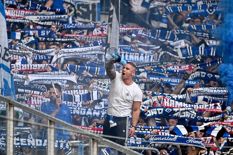 Borussia Park Mönchengladbach, 24.8.2025 Football: Bundesliga season 2025/26 1st matchday, Borussia Mönchengladbach (BMG, white) vs Hamburger Sportverein (HSV, blue) _ Pre-singer and Ultra HSV fans in the guest fan block _ DFL REGULATIONS PROHIBIT ANY USE OF PHOTOGRAPHS AS IMAGE SEQUENCES AND/OR QUASI-VIDEO