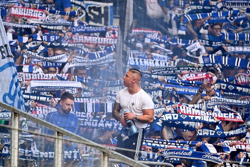 Borussia Park Mönchengladbach, 24.8.2025 Football: Bundesliga season 2025/26 1st matchday, Borussia Mönchengladbach (BMG, white) vs Hamburger Sportverein (HSV, blue) _ Pre-singer and Ultra HSV fans in the guest fan block _ DFL REGULATIONS PROHIBIT ANY USE OF PHOTOGRAPHS AS IMAGE SEQUENCES AND/OR QUASI-VIDEO