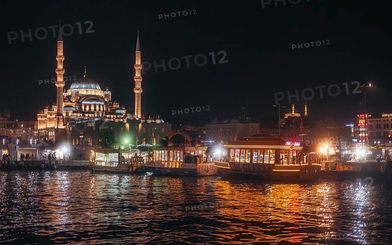 Between Yeni Mosque and fish sandwich vendor. Eminönü, Istanbul, Turkey