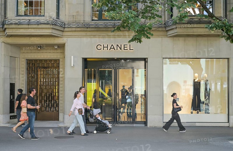 Chanel shop, shopping street, passers-by, Bahnhofstrasse, Zurich, Switzerland