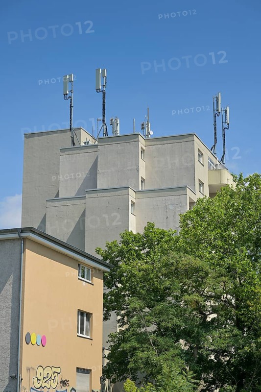 Social housing, residential building, mobile phone antennas, Storkwinkel, Schwarzbacher Straße, Halensee, Charlottenburg, Berlin, Germany