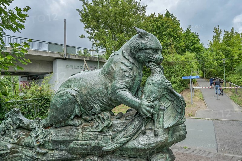 Otter, bronze, monument, bridge figure Alte Baumgartenbrücke Geltow, Brandenburg, Germany