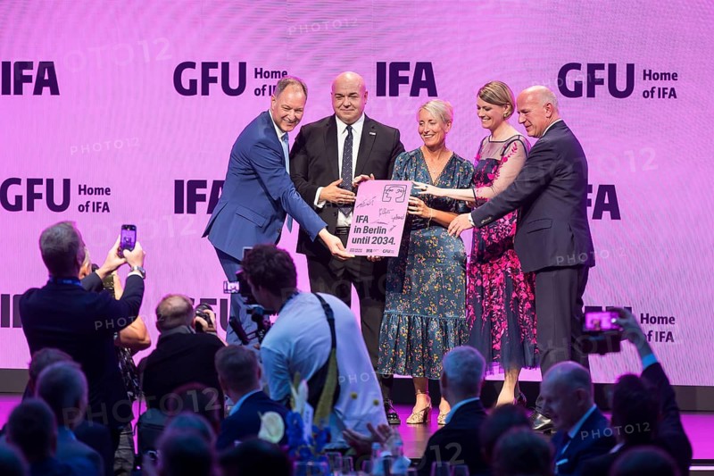 Leif-Erik Lindner (Managing Director of IFA Management GmbH), Sara Warneke (Managing Director of gfu Consumer & Home Electronics GmbH), Kai Wegner (Governing Mayor of Berlin, CDU) and others announce the continued existence of IFA at the Berlin Exhibition Centre until at least 2034 during the IFA Funkausstellung opening gala in the CityCube, Berlin, 4 September 2025