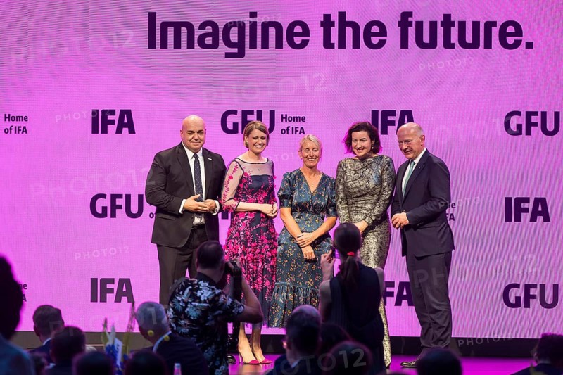 Leif-Erik Lindner (Managing Director of IFA Management GmbH), Sara Warneke (Managing Director of gfu Consumer & Home Electronics GmbH), Lisa Hannart, Dorothee Bär (Federal Minister of Research, Technology and Space of the Federal Republic of Germany, CSU) and Kai Wegner (Governing Mayor of Berlin, CDU) pose for a group photo during the opening gala of IFA Funkausstellung at CityCube, Berlin, 04/09/2025