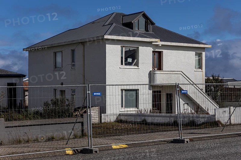 Houses, empty, cordoned off, uninhabitable, at risk of collapse, volcanic eruption, Sundhnúkur crater chain, Grindavik, Reykjanes, Iceland