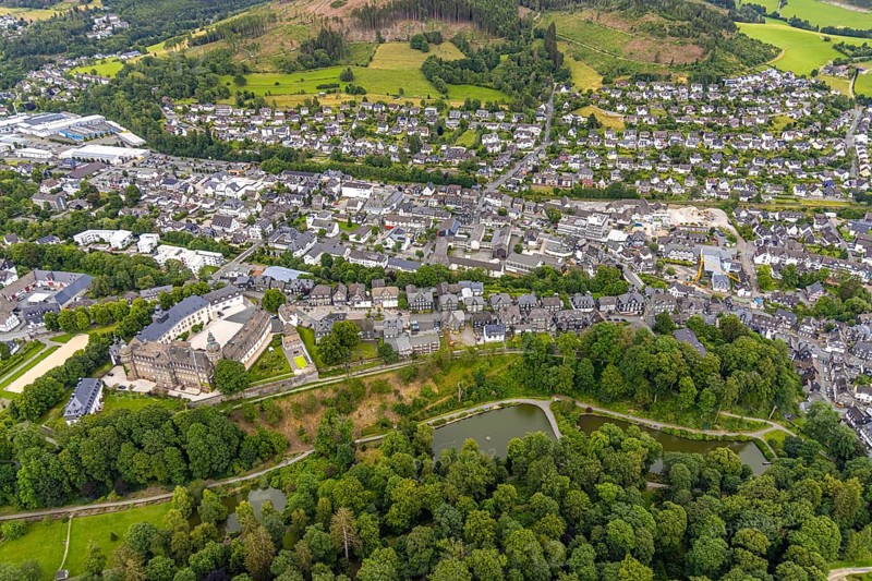 Aerial view, castle and local view residential area, Johannes-Althusius-Gymnasium, district court and police station, St. Marien Kirche an der Poststraße Bundesstraße B480, in front the castle park, Bad Berleburg, Wittgensteiner Land, North Rhine-Westphalia, Germany, district court, architecture, educational institution, Bundesstraße B480, building, community, green areas, infrastructure, justice, culture, landscape, aerial view, nature, local view, police station, Poststraße, region, religion, castle, castle park, sights, security, St. Marien Kirche, city, topography, urban, traffic, residential area, historical, general view, public space