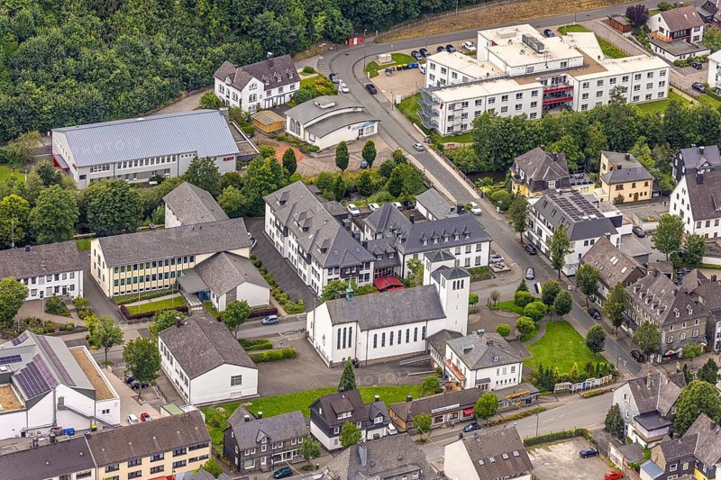 Aerial view, St. Marien Kirche Amtsgericht an der Poststraße Bundesstraße B480, residential area Bad Berleburg, Wittgensteiner Land, North Rhine-Westphalia, Germany, Amtsgericht, architecture, Bad Berleburg, Bundesstraße B480, village, Europe, building, sky, infrastructure, church, landscape, perspective, Poststraße, region, religion, sight, settlement, St. Marien Kirche, town, streets, structures, tourism, environment, traffic routes, administration, residential area, residential buildings, rural