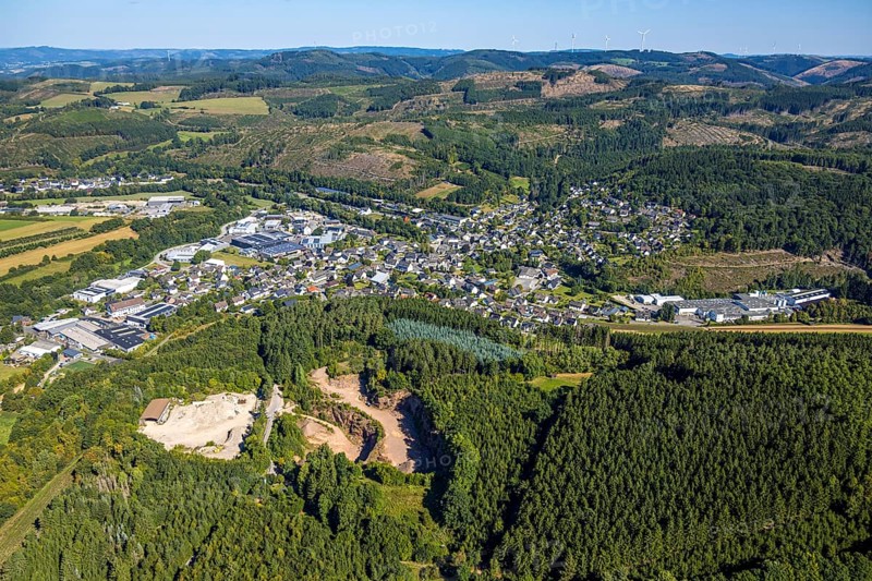 Aerial view, residential area local view Würdinghausen, forest area with forest damage, quarry Behle Am Königsberg in the forest area, Würdinghausen, Kirchhundem, Sauerland, North Rhine-Westphalia, Germany, DE, Europe, property tax, real estate, aerial view, aerial photography, aerial photography, quarry, overview, bird's eye view, residential complex, living and living, residential area, quality of life, residential neighbourhood, housing estate, residential area, birds-eyes view, overview