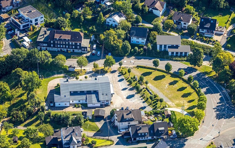 Aerial view, residential area and shooting hall Halberbracht, Lennestadt, Sauerland, North Rhine-Westphalia, Germany, customs, DE, Europe, property tax, real estate, Kirchhundem, aerial view, aerial photography, aerial photography, Schützenbruderschaft, Schützengesellschaft, Schützenhalle, Schützenhaus, Schützenverein, sports shooting, tradition, overview, bird's-eye view, residential complex, living and life, residential area, residential quality, residential neighbourhood, residential estate, residential district, birds-eyes view, overview