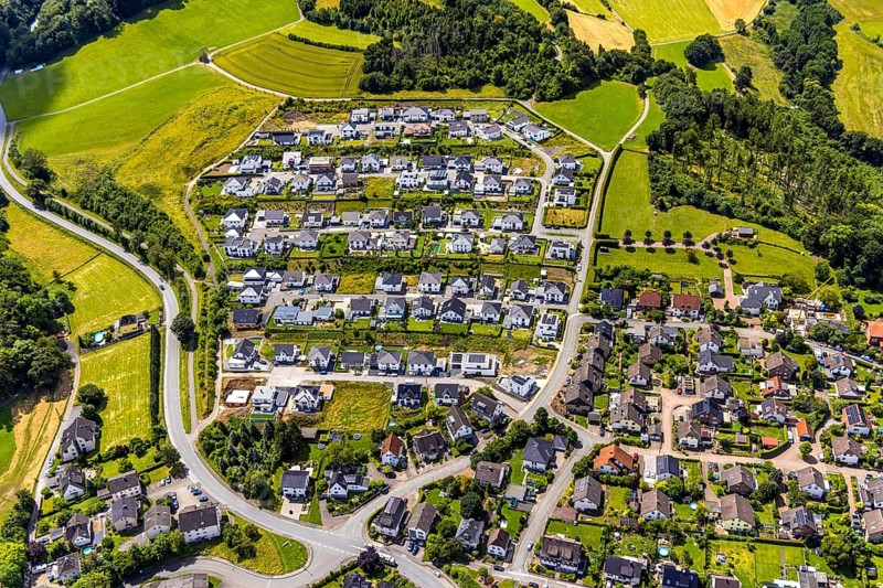 Aerial view, new housing estate Sternhelle-Ost, Am Spielberg, Herdringen, Arnsberg, Sauerland, North Rhine-Westphalia, Germany, new construction, housing estate, Sternhelle-Ost, suburb, residential area, houses, buildings, architecture, infrastructure, urban planning, settlement, residential buildings, roofs, streets, modern architecture, aerial view, bird's eye view, urbanisation, land development, development, construction projects, rural, green spaces, town