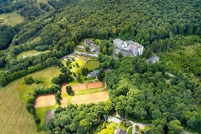 Aerial view, Dorint Hotel and Sportresort, Rodelhaus Hotel and Restaurant, Tennis courts Tennisclub Neheim-Hüsten, Neheim, Arnsberg, Sauerland, North Rhine-Westphalia, Germany, DE, Europe, aerial view, aerial photography, aerial photography, Ruhr area, overview, bird's eye view, birds-eyes view, overview