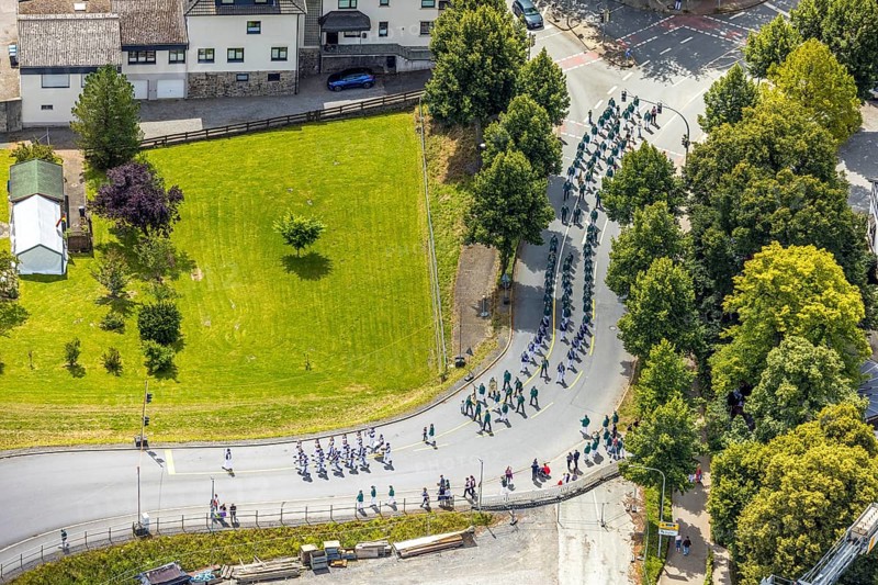 Aerial photo, shooting club street parade, St. Sebastianus Schützenbruderschaft 1766 e.V. Öventrop, Glösingen, Arnsberg, Sauerland, North Rhine-Westphalia, Germany, DE, Europe, aerial photo, aerial photography, aerial photography, Ruhr area, overview, bird's-eye view, birds-eyes view, overview
