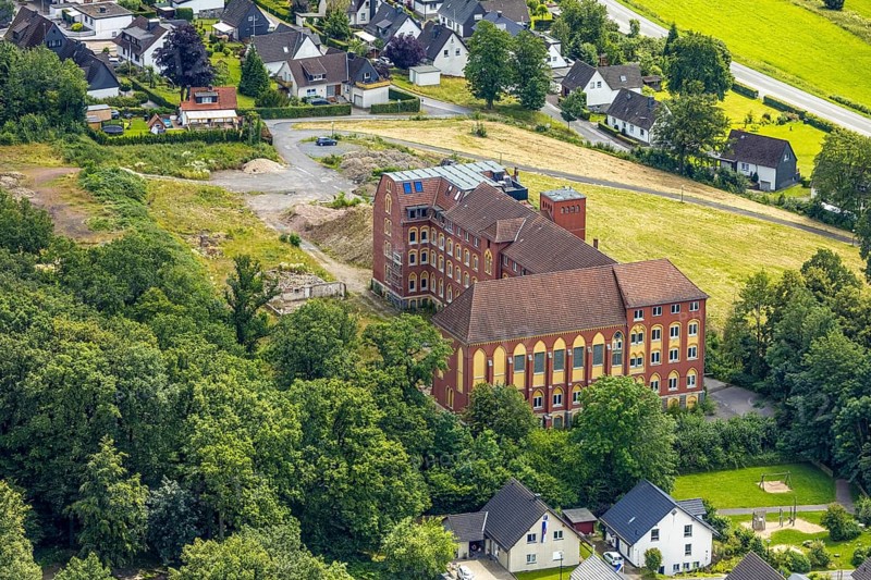Aerial view, former Öventrop Monastery and former Salus Clinic with new building after roof truss fire, construction site for flats, Öventrop, Arnsberg, Sauerland, North Rhine-Westphalia, Germany, DE, Europe, aerial view, aerial photography, aerial photography, Ruhr area, overview, bird's-eye view, birds-eyes view, overview