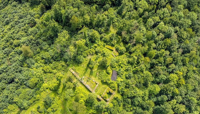Aerial view, castle ruins or remains of the Rüdenburg (also Alte Grafenburg or Alte Burg) on the Römerberg in the forest area, Obereimer, Arnsberg, Sauerland, North Rhine-Westphalia, Germany, castle ruins, Rüdenburg, Alte Grafenburg, Alte Burg, Römerberg, forest area, historical site, ruins, dilapidated buildings, castle remains, Middle Ages, view, landscape, forest, nature, treetops, region, architecture, history, cultural heritage, aerial view, monument, heritage, tourism, sight, panorama