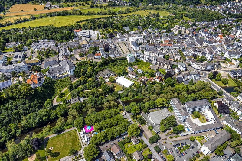 Aerial view, park with river Ruhr and promenade, Neumarkt and Auferstehungskirche, festival hall of the Arnsberger Bürgerschützengesellschaft and large marquee, St. Laurentius Catholic Church, Arnsberg, Sauerland, North Rhine-Westphalia, Germany, DE, Europe, aerial view, aerial photography, aerial photography, Ruhr area, overview, bird's-eye view, birds-eyes view, overview
