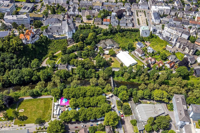 Aerial view, park with river Ruhr and promenade, Neumarkt and Auferstehungskirche, festival hall of the Arnsberger Bürgerschützengesellschaft and large marquee, St. Laurentius Catholic Church, Arnsberg, Sauerland, North Rhine-Westphalia, Germany, DE, Europe, aerial view, aerial photography, aerial photography, Ruhr area, overview, bird's-eye view, birds-eyes view, overview