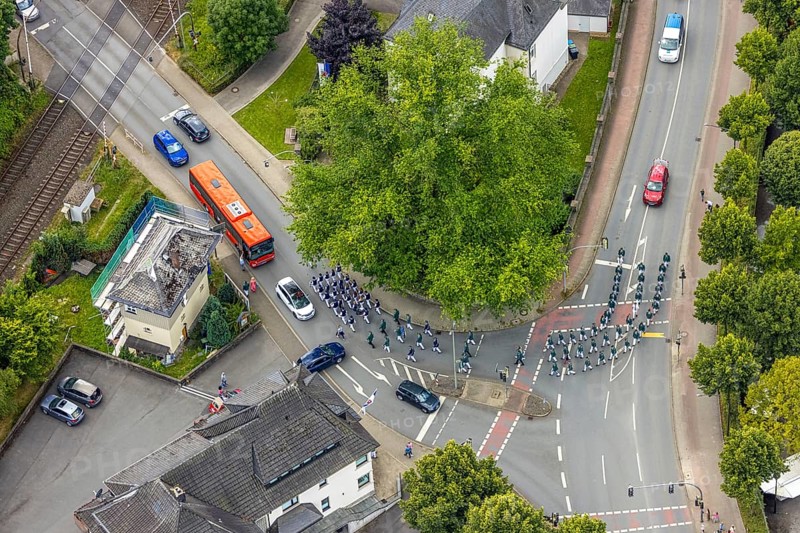 Aerial photo, shooting club street parade, St. Sebastianus Schützenbruderschaft 1766 e.V. Öventrop, Glösingen, Arnsberg, Sauerland, North Rhine-Westphalia, Germany, DE, Europe, aerial photo, aerial photography, aerial photography, Ruhr area, overview, bird's-eye view, birds-eyes view, overview