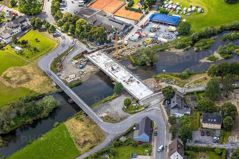 Aerial view, temporary bridge and construction site with new construction of the Dinscheder Ruhrbrücke Glösinger Straße (L735) over the river Ruhr and renaturalisation, Glösingen, Arnsberg, Sauerland, North Rhine-Westphalia, Germany, temporary bridge, construction site, new construction, Dinscheder Ruhrbrücke, Glösinger Straße, L735, river, Ruhr, renaturation, infrastructure, construction work, water, bridge, engineering, river landscape, construction project, aerial view, urban development, architecture, nature, traffic, bridge construction, modernisation, technology, landscape, riverbank, geography, restoration, environment, civil engineering