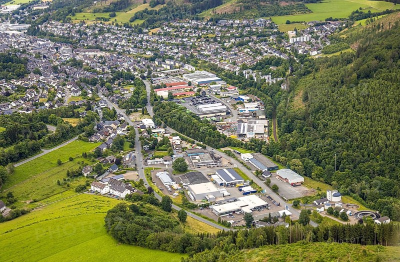 Aerial view, commercial area Unterm Limburg with sewage treatment plant, residential area Bad Berleburg, Wittgensteiner Land, North Rhine-Westphalia, Germany, architectural landscape, view, Bad Berleburg, roofs, development, vehicle traffic, building, commercial area, green areas, sky, industry, infrastructure, sewage treatment plant, sewage works, landscape, aerial view, perspective, town, streets, urban, Unterm Limburg, urban, residential area, residential buildings, clouds, detailed, geographical, rural, regional features, urban planning, suburban