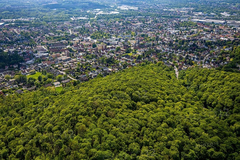 Aerial view, Teutoburg Forest, Bodelschwinghstraße with view of residential area district Brackwede, district Gadderbaum, Bielefeld, East Westphalia, North Rhine-Westphalia, Germany, Bodelschwinghstraße, residential area, district Brackwede, view, nature, city, landscape, urban, green areas, houses, streets, architecture, flats, trees, German city, geographical location, development, settlement, infrastructure, quiet area, residential, residential culture, suburb, housing estate, residential neighbourhood, settlement, Europe, German landscape