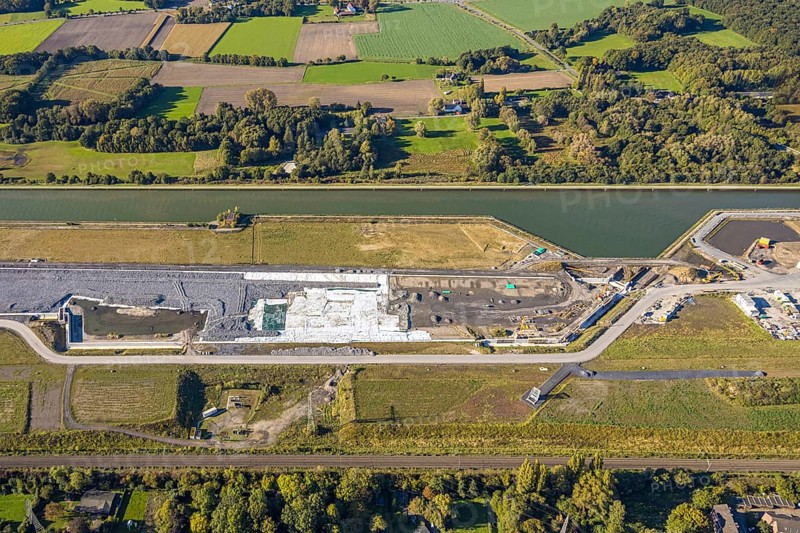 Aerial view, Wasserstadt Aden on the Datteln-Hamm Canal, construction area for planned urban quarter on the site of the former Haus Aden colliery, close-up on Jahnstraße, Oberaden, Bergkamen, Ruhr area, North Rhine-Westphalia, Germany, Wasserstadt, Aden, Datteln-Hamm Canal, construction area, planned urban quarter, former colliery, Haus Aden, close-up, Jahnstraße, urban planning, urban development, architecture, infrastructure, construction work, industrial area, urban landscape, water, river, canal, building, construction project, urban development, residential area, industrial conversion, urban renewal, structural change, industrial culture, property development, terrain, modern city, transformation, construction zones, development