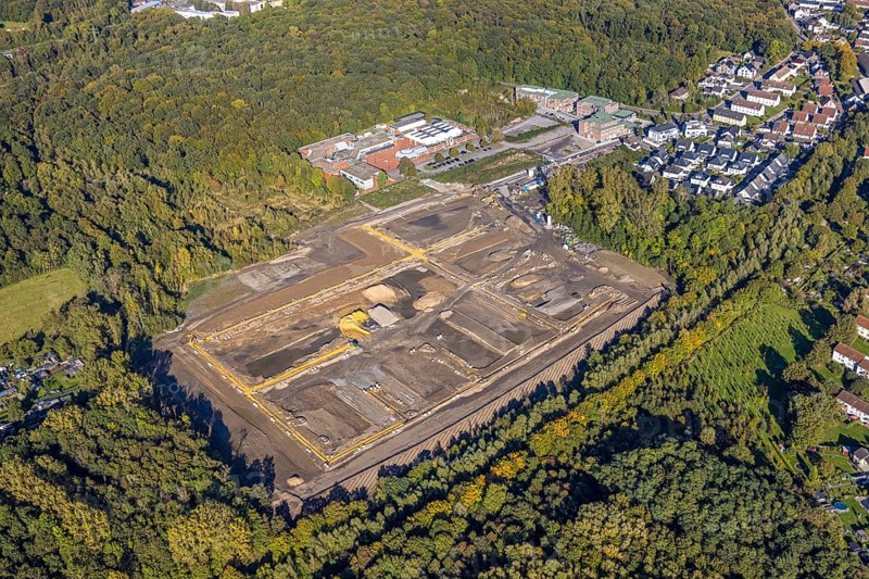 Aerial view, Kuckuck mine accident memorial park, construction site for new forest housing estate on the former Grimberg 3/4 mine site, TÜV-Nord education centre, Grimberg housing estate, Weddinghofen, Bergkamen, Ruhr area, North Rhine-Westphalia, Germany, architecture, construction work, construction site, development, education centre, development, memorial park, site, Grimberg, Grimberg 3/4, green spaces, industrial history, infrastructure, landscape, aerial view, nature conservation, Kuckuck shaft, urban planning, urban, TÜV-Nord, environment, urban, forest housing estate, residential area, housing estate, former mine, European, planned, modern architecture, regional