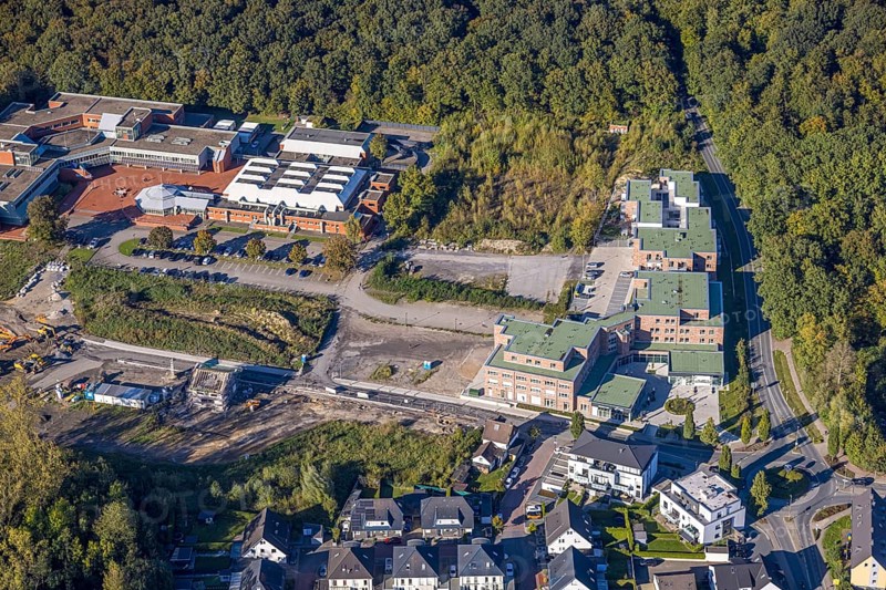 Aerial view, Kuckuck shaft mining accident memorial park, construction site for new forest housing estate on the former Grimberg 3/4 mine site, TÜV-Nord education centre, Grimberg housing estate, Weddinghofen, Bergkamen, Ruhr area, North Rhine-Westphalia, Germany, architecture, view, construction work, construction site, mine, education centre, drone perspective, development, renewal, open space, building, memorial park, site, history, Grimberg 3/4, industrial site, infrastructure, landscape, nature, planning, renaturalisation, Kuckuck shaft, urban planning, structure, symbolism, TÜV-Nord, environment, urban, change, forest housing estate, housing estate, cultural, modern, regional, overview