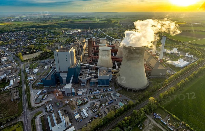 Aerial view, Niederaussem lignite-fired power plant, power plant site of RWE Power AG, cooling towers and smoke clouds, distant view, Bergheim, Rhineland, North Rhine-Westphalia, Germany, lignite-fired power plant, Niederaussem, RWE Power AG, cooling towers, smoke clouds, energy, pollution, industry, power generation, landscape, air pollution, infrastructure, technology, power generation, coal-fired power plant, low-emission, sky, clouds, opencast mining, energy industry, power plant site, energy supply, environment, economy, coal, smoke, chimney, power plant, ecological footprint, sustainability, renewable energies