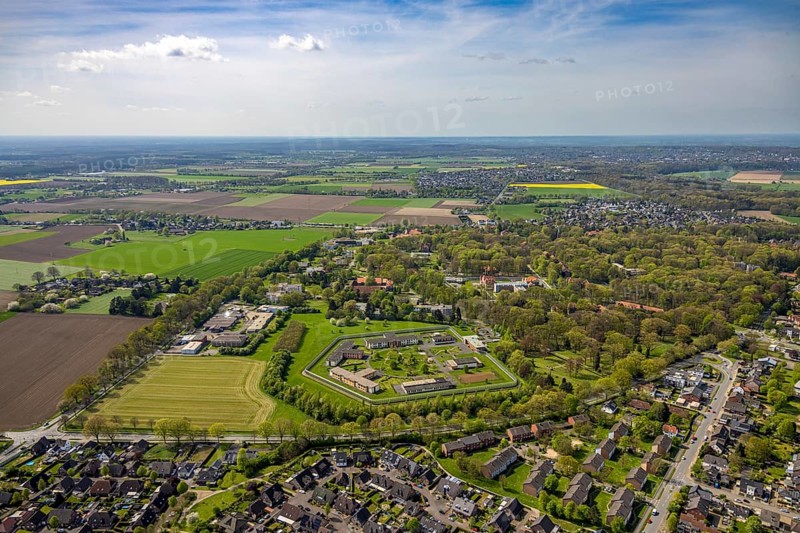 Aerial view, Forensic Psychiatry - LVR Clinic, specialised psychiatric facilities, circular garden, residential area local view Bedburg-Hau with distant view, Hau, Bedburg-Hau, Lower Rhine, North Rhine-Westphalia, Germany, architecture, treatment, village, facility, distant view, forensic psychiatry, garden, building, community, health care, green area, healing, infrastructure, LVR clinic, landscape, panoramic view, panorama, care, safety, settlement, town, urban, therapy, care, residential area, European, rural, medical, overview, public institution