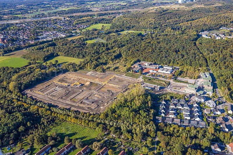 Aerial view, Kuckuck shaft mining accident memorial park, construction site for new forest housing estate on the former Grimberg 3/4 mine site, TÜV-Nord education centre, Grimberg housing estate, Weddinghofen, Bergkamen, Ruhr area, North Rhine-Westphalia, Germany, architecture, construction work, construction site, Grimberg 3/4 mine, education centre, Beluga (sturgeon), progress, building, memorial park, site, Grimberg, green, houses, industry, infrastructure, construction, landscape, aerial view, nature, planning, regions, Kuckuck shaft, urban development, roads, TÜV-Nord, urban, forest housing estate, residential area, housing estate, modern