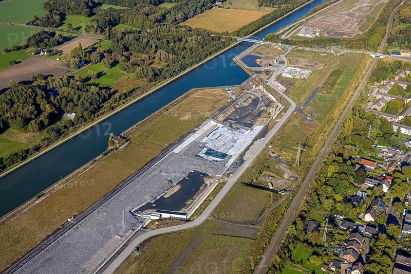 Aerial view, Wasserstadt Aden on the Datteln-Hamm Canal, construction area for planned urban quarter on the site of the former Haus Aden colliery, close-up on Jahnstraße, Oberaden, Bergkamen, Ruhr area, North Rhine-Westphalia, Germany, Wasserstadt, Aden, Datteln-Hamm Canal, construction area, urban quarter, former colliery, Haus Aden, close-up, Jahnstraße, canal, urbanisation, development, infrastructure, urban planning, terrain, architecture, landscape, river, construction projects, industrial history, surroundings, above, perspective, modernisation, construction work, suburb, progress, development, residential area, planning, aerial view