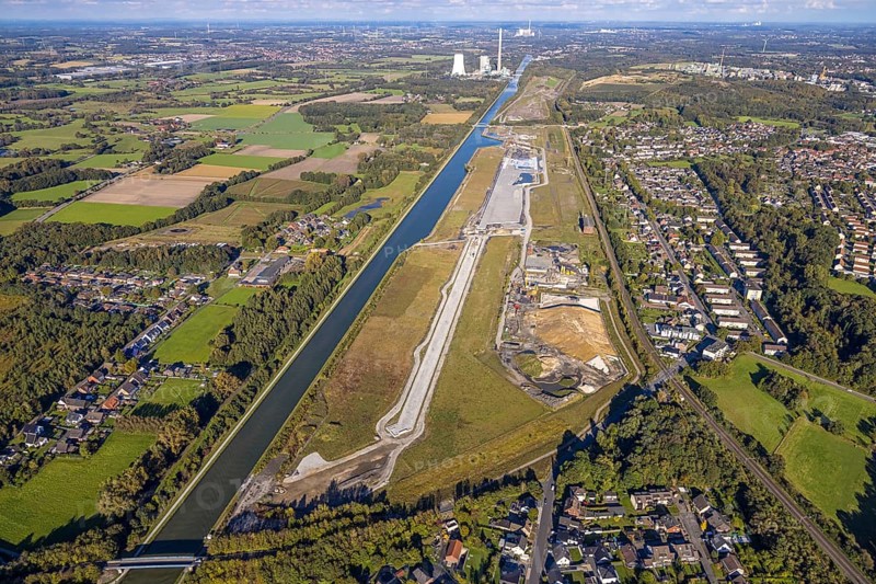 Aerial view, Aden water town on the Datteln-Hamm Canal, construction area for planned urban quarter on the site of the former Haus Aden colliery, with the Bergkamen power station in the background, Oberaden, Bergkamen, Ruhr area, North Rhine-Westphalia, Germany, Aden, architecture, construction area, development, Datteln-Hamm Canal, energy, development, river, building, terrain, industry, industrial area, infrastructure, canal, construction, power plant, landscape, perspective, planning, region, settlement, city, urban planning, urban quarter, transport, environment, water, water city, future, former colliery Haus Aden, urban