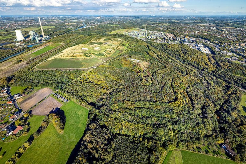 Aerial view, Bergkamen power station and Großes Holz waste rock pile, forest area on the Datteln-Hamm Canal, Weddinghofen, Bergkamen, Ruhr area, North Rhine-Westphalia, Germany, waste rock pile, view from above, Datteln-Hamm Canal, energy, energy supply, development, renewable energies, river, building, geography, green area, Großes Holz waste rock pile, industry, industrial area, infrastructure, canal, power station, landscape, nature, region, summer, city, daylight, technology, environment, forest, forest area, water
