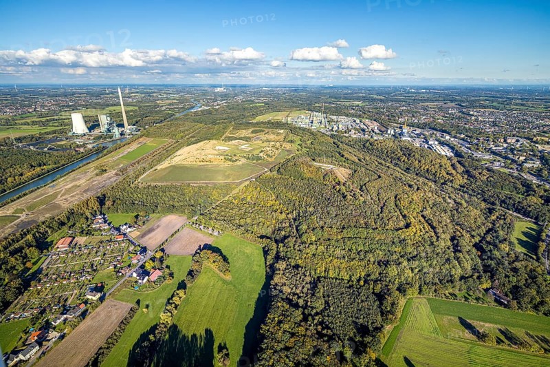Aerial view, Bergkamen power station and Großes Holz slag heap, forest area on the Datteln-Hamm Canal, Weddinghofen, Bergkamen, Ruhr area, North Rhine-Westphalia, Germany, architecture, view, building, slag heap, Datteln-Hamm Canal, energy, elevation, recreation area, Europe, river, terrain, geography, water, slagheap Großes Holz, sky, horizon, industry, industrial landscape, infrastructure, canal, power station, landscape, nature, panorama, region, power generation, structure, environment, vegetation, forest, woodland, scenic, technical, topographical, urban environment