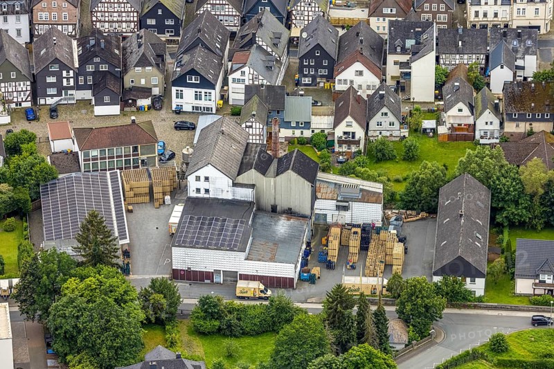 Aerial view, Bosch brewery on the river Laasphe in a residential area, Bad Laasphe, Wittgensteiner Land, North Rhine-Westphalia, Germany, architecture, architectural landscape, beer production, Bosch brewery, brewery, trees, German, company location, river Laasphe, river bank, building, industry, infrastructure, cultural landscape, nature, panorama, perspective, production, city, cityscape, transport, environment, urban, water, plant, economy, residential area, village, European, rural