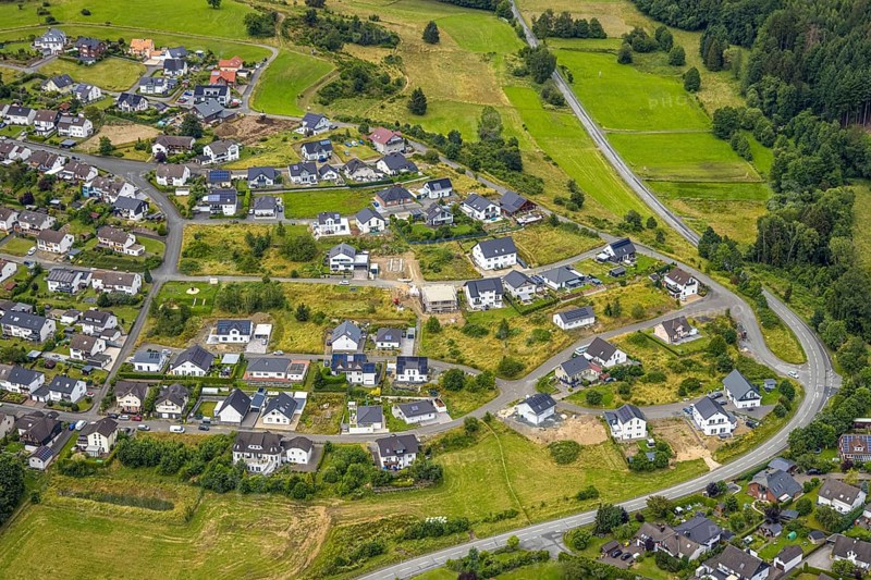 Aerial view, new residential area Am Galgenberg, Bad Laasphe, Wittgensteiner Land, North Rhine-Westphalia, Germany, Am Galgenberg, architecture, construction projects, development, trees, roofs, development, Euroland, Europe, green spaces, horizon, houses, real estate, infrastructure, landscape, aerial view, neighbourhood, new construction, new buildings, terraced houses, settlement, city, urban planning, streets, urbanisation, bird's eye view, residential area, residential houses, fences, modern