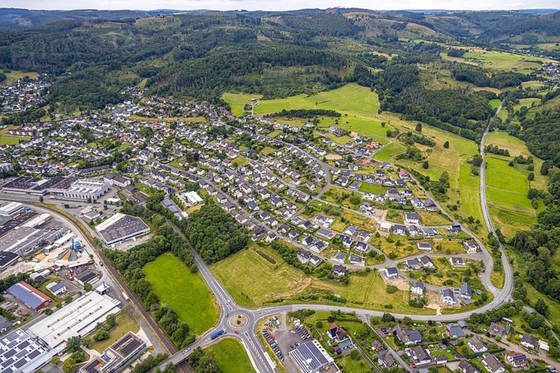 Aerial view, new residential area Am Galgenberg, roundabout federal road B62, forest area, Bad Laasphe, Wittgensteiner Land, North Rhine-Westphalia, Germany, Am Galgenberg, architecture, exterior view, construction project, federal road B62, trees, village, development, new construction, green, infrastructure, roundabout, landscape, nature, new construction, planning, region, settlement, roads, road junction, urban, environment, traffic, forest, residential area, residential houses, rural