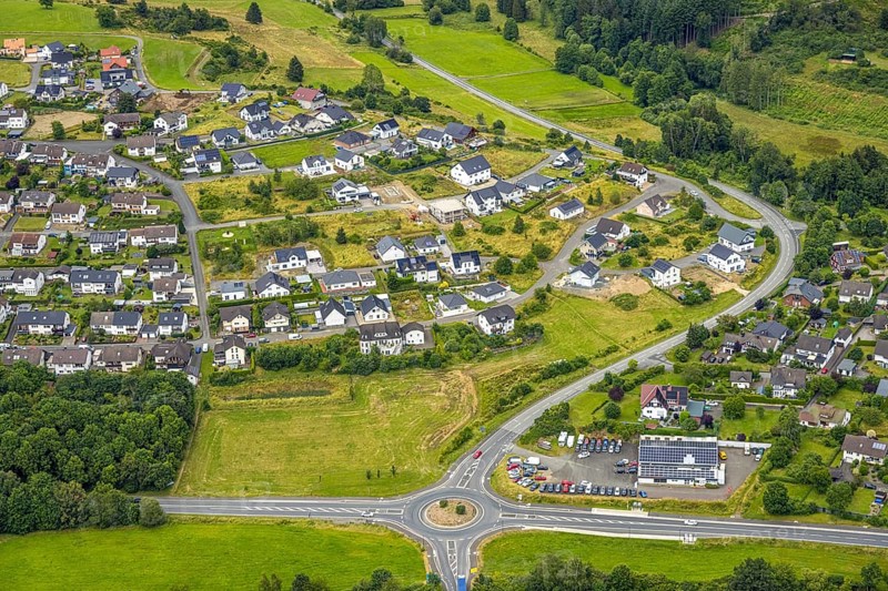 Aerial view, new residential area Am Galgenberg, roundabout federal road B62, forest area, Bad Laasphe, Wittgensteiner Land, North Rhine-Westphalia, Germany, Am Galgenberg, architecture, construction projects, federal road B62, development, building, green spaces, real estate, infrastructure, roundabout, landscape, modern living, nature, new construction, region, settlement, urban planning, roads, environment, urban, traffic, bird's eye view, residential area, German cities, rural, new, overview