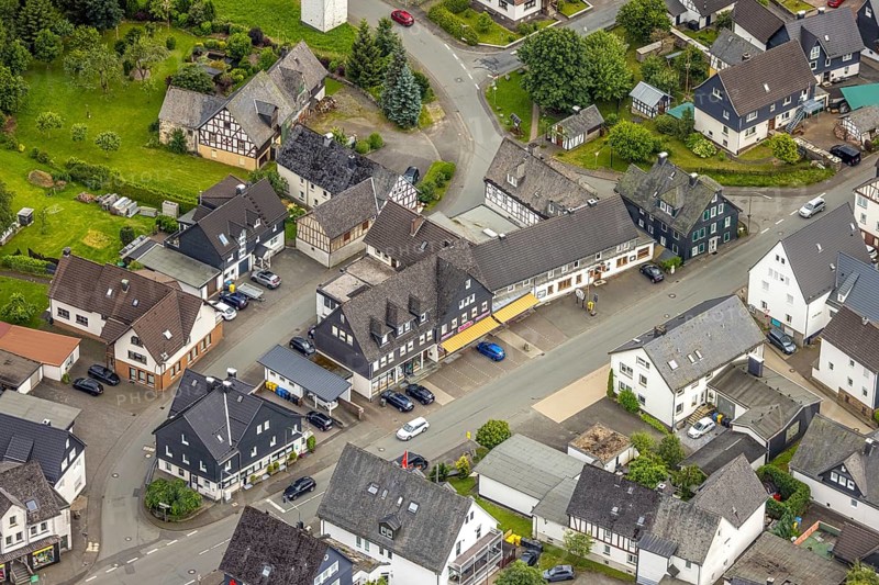 Aerial view, Sieg-Lahn-Straße corner Zum Ilsetal with Müller Bäckerei Konditorei Cafe, Feudingen, Bad Laasphe, Wittgensteiner Land, North Rhine-Westphalia, Germany, everyday life, architecture, bakery, cafe, roof view, village, building, community, business, houses, infrastructure, confectionery, shop, landscape, aerial view, Müller Bäckerei, region, Sieg-Lahn-Straße, town, streets, street corner, traffic, Zum Ilsetal, local economy, rural