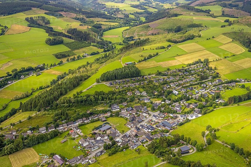 Aerial view, aerial view residential area Im Oberdorf, meadows and fields, residential area Am Bockshorn, Wemlighausen, Bad Berleburg, Wittgensteiner Land, North Rhine-Westphalia, Germany, view, architecture, view, village, fields, green areas, houses, infrastructure, season, landscape, nature, upper village, view of a place, region, settlement, city map, environment, meadows, residential area, zones, rural