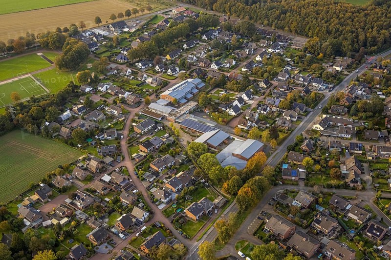 Aerial view, residential area Schmelenheide with LVR Dietrich-Bonhoeffer special school, Hau, Bedburg-Hau, Lower Rhine, North Rhine-Westphalia, Germany, architecture, view, educational institution, roofs, Europe, buildings, terrain, geography, green, houses, infrastructure, LVR Dietrich-Bonhoeffer special school, aerial view, region, Schmelenheide, school, settlement, urban planning, district, streets, structure, urban, environment, residential area, residential houses, German landscape