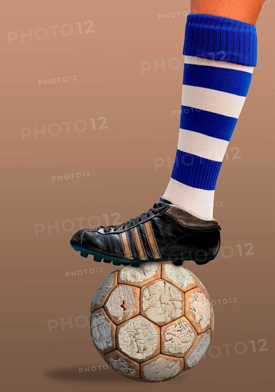 Football outfit of the 50s, corner kick