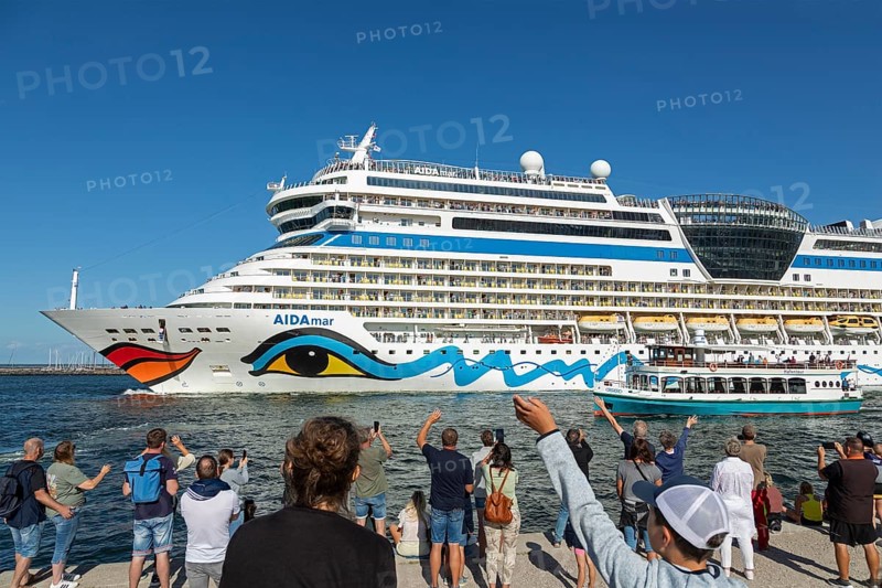 People waving, cruise ship Aida mar leaving, Unterwarnow, Warnemünde, Rostock, Mecklenburg-Western Pomerania, Germany