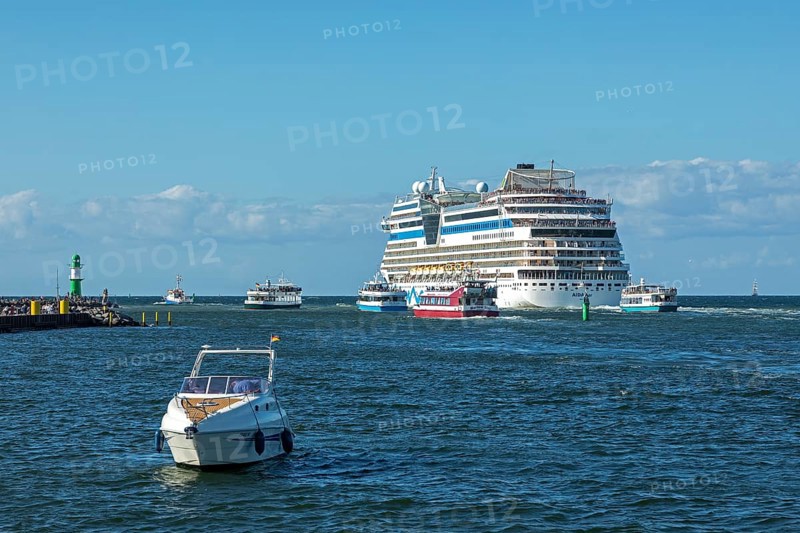 Cruise ship Aida mar leaving, escort boats, pier lights, Unterwarnow, Warnemünde, Rostock, Mecklenburg-Western Pomerania, Germany
