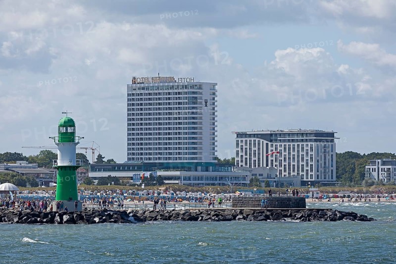 Hotels Neptun and Das Resort, mole beacon, Warnow estuary, Baltic Sea, Warnemünde, Rostock, Mecklenburg-Vorpommern, Germany