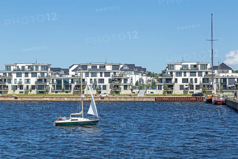 Residential area on the eastern bank of the Unterwarnow, sailing boat, Rostock, Mecklenburg-Vorpommern, Germany